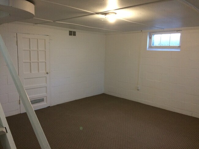 Building Photo - 374 N 47th St