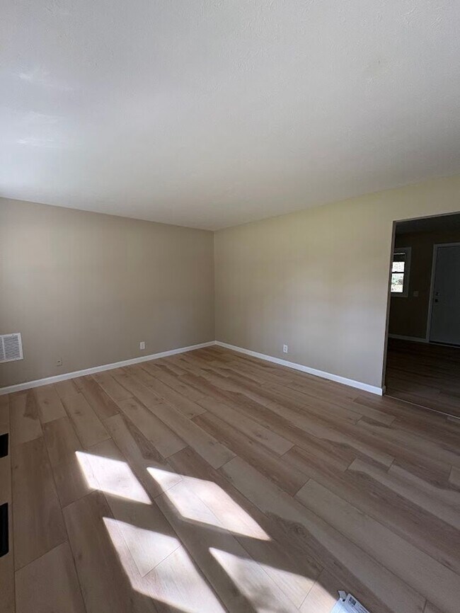 Foto del edificio - 8523-8525 Manchester Ave. Duplex