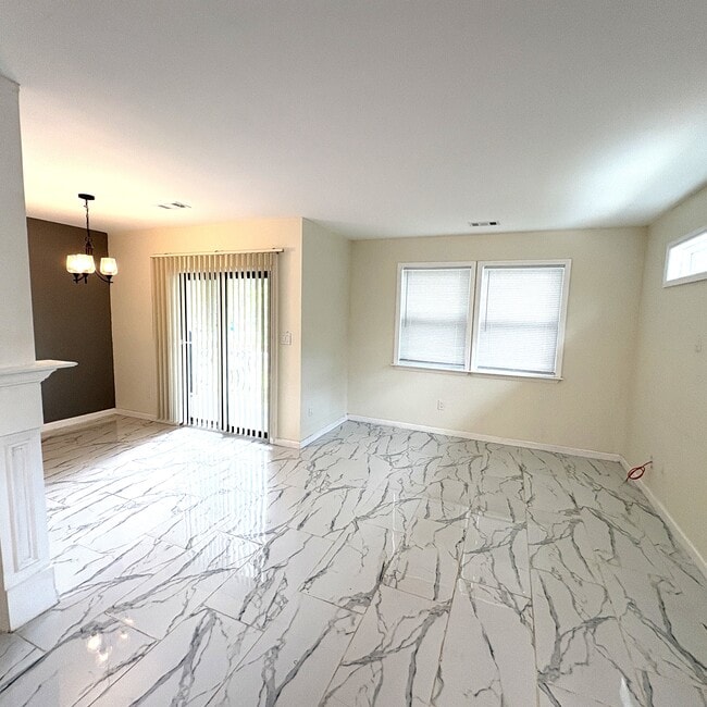 Building Photo - 825 Forest Lake Dr S