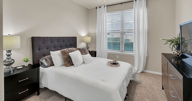 Building Photo - Retreat at Fremaux Town Center Apartments