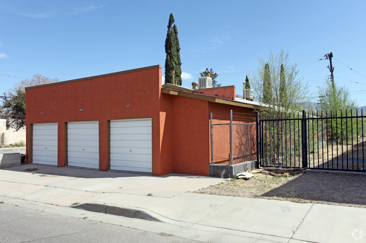 Building Photo - 6100-6106 Domingo Rd NE