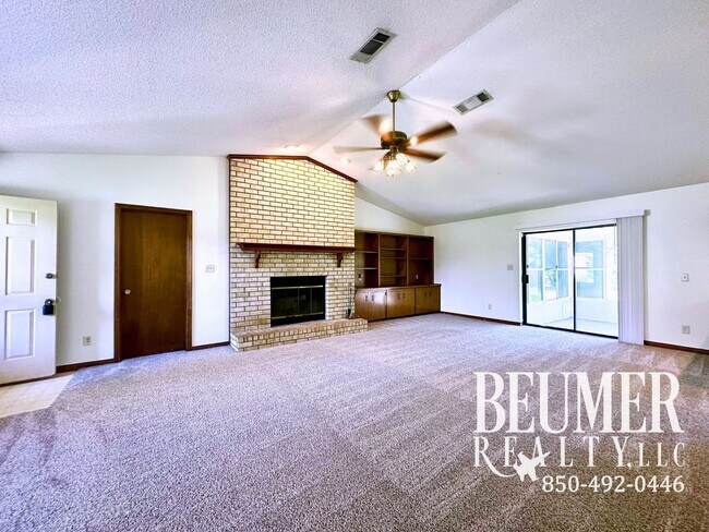 Building Photo - Close to Naval Hospital Pensacola!