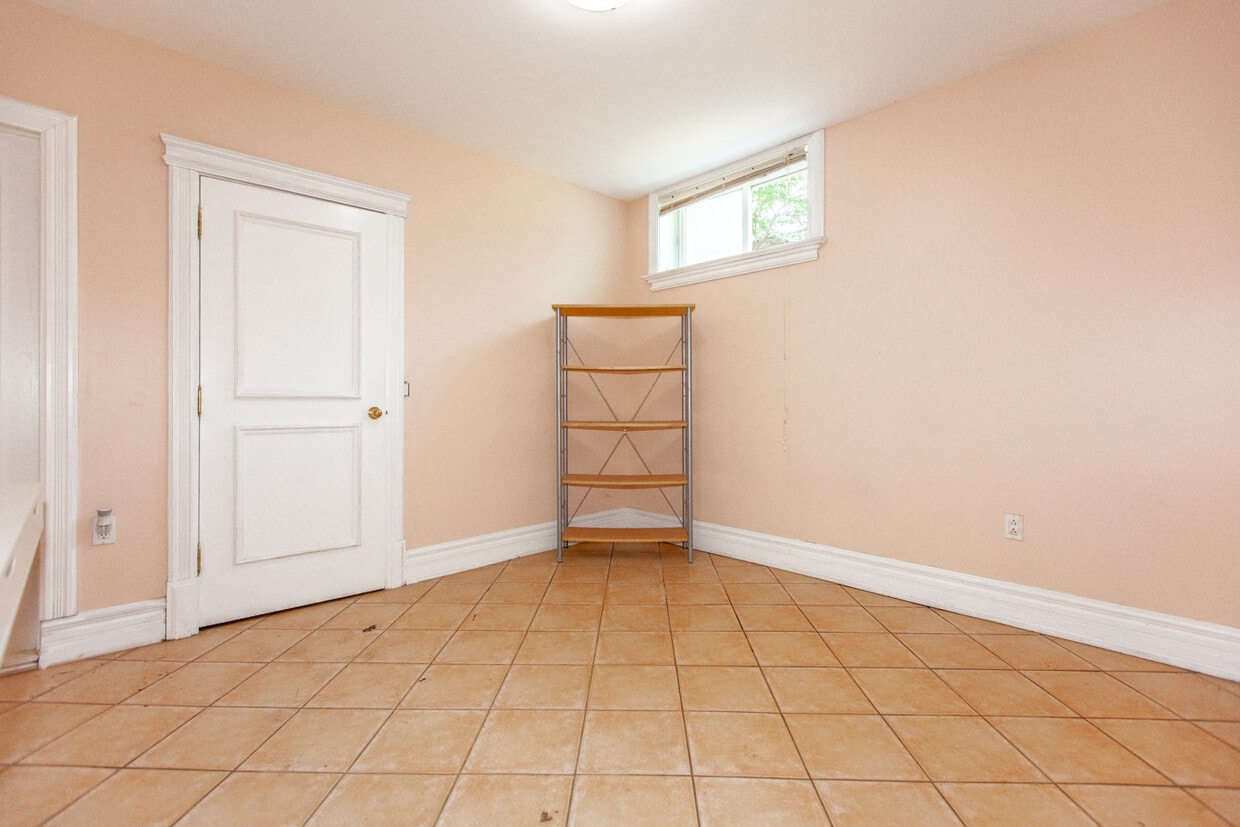 Primary Photo - Bright, Beatutiful & Look Out Basement Apt.