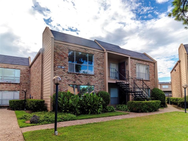 Building Photo - 3303 W Greenridge Dr