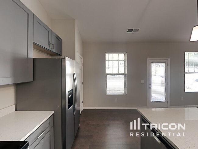 Building Photo - 460 Clematis Court