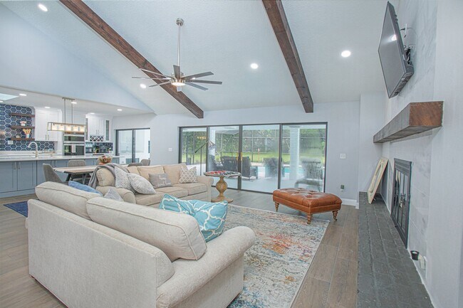 Foto del edificio - Beautifully Updated 3/2 Pool Home with Large Backyard in Lake Ajay (Gated Community)