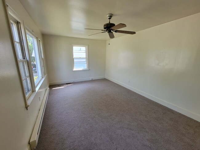 Building Photo - 2 Bedroom House