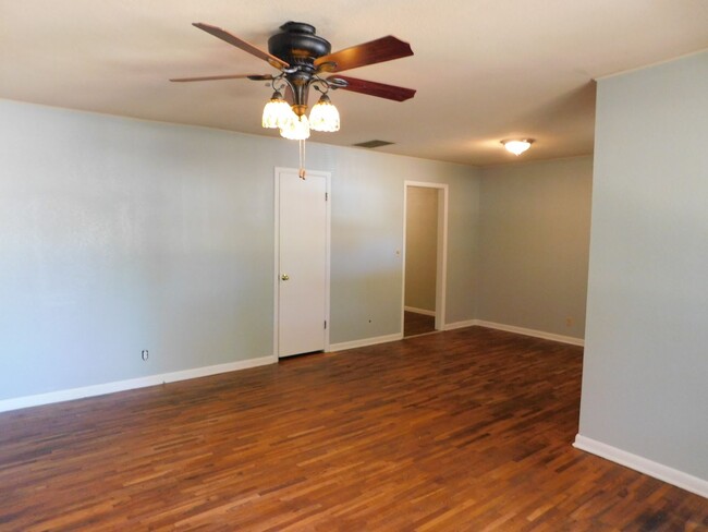 Building Photo - Lovely 3 bedroom/1 bath home in El Dorado!