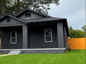 Building Photo - 2760 Lola Ave