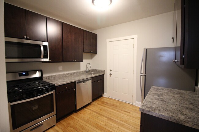 Foto del edificio - 3 Bed / 1 Bath Beautiful Rehabbed Apartment in Hermosa near Fullerton Bus, Restaurants & Shopping...