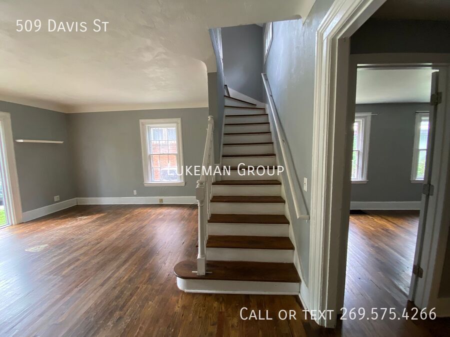 Primary Photo - 509 Davis St
