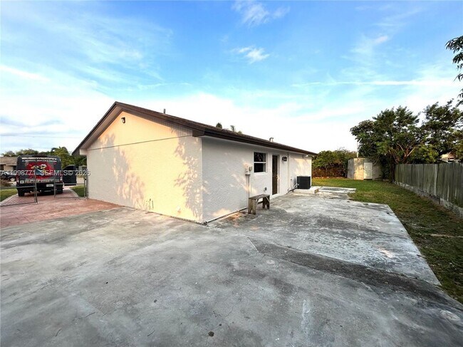 Building Photo - 1666 SW 3rd Ct