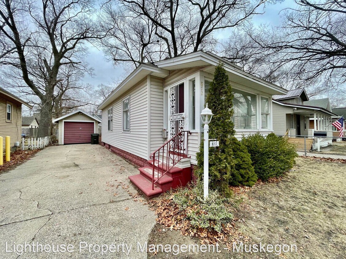 2 br, 1 bath House 872 Emerson Avenue House Rental in Muskegon, MI