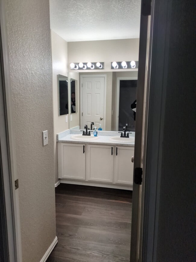 Foto del edificio - 215 Blue Bonnet Dr