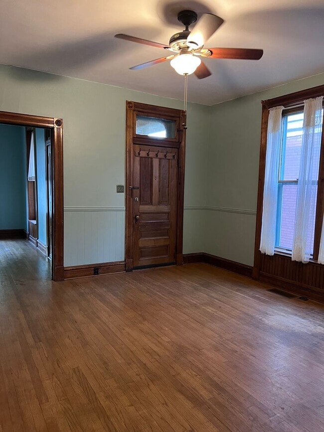 Building Photo - 3 Bedroom 2 Bathroom