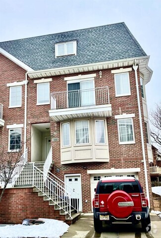 Building Photo - 329 Soundview Ln