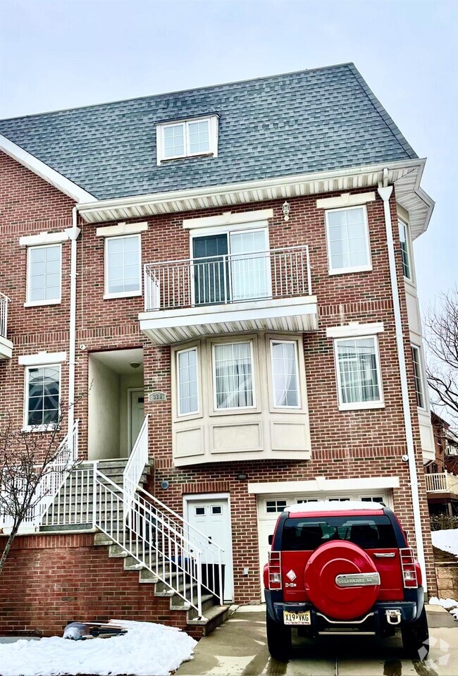 Building Photo - 329 Soundview Ln