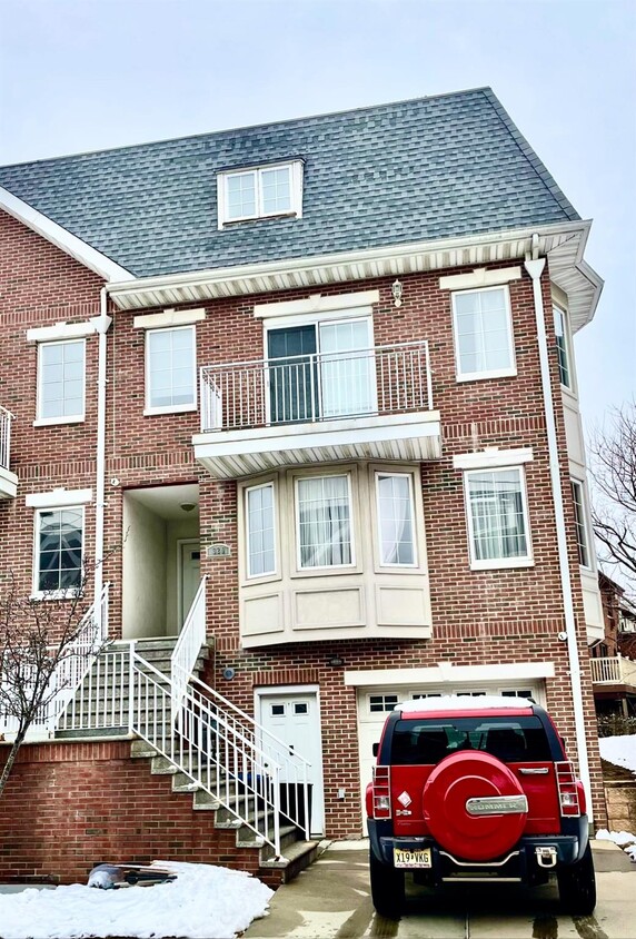 Primary Photo - 329 Soundview Ln