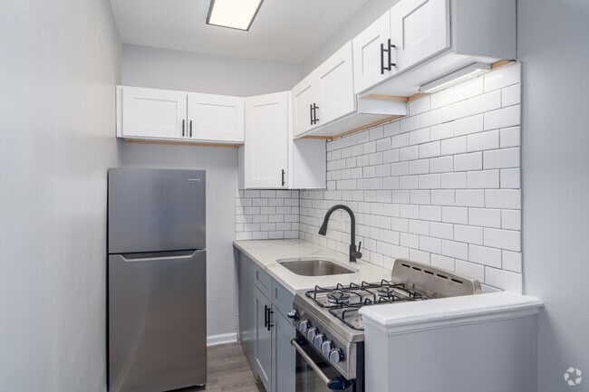 1BR, 1BA - 650SF - Kitchen - 7715 S South Shore Dr Chicago, IL 60649