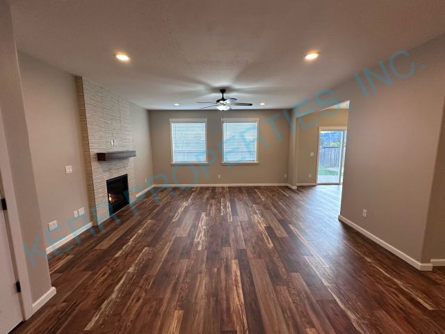 Building Photo - Spacious 4-Bed Gem in Gresham with 2.5 Baths and 2,665 Sq Ft of Comfort!