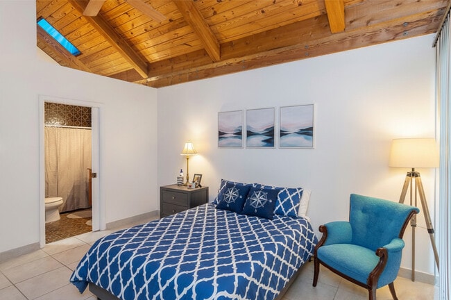 Building Photo - 497 N University Dr