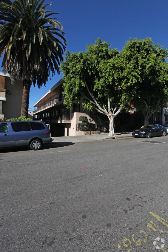 Foto principal - 1835 N Alexandria Ave