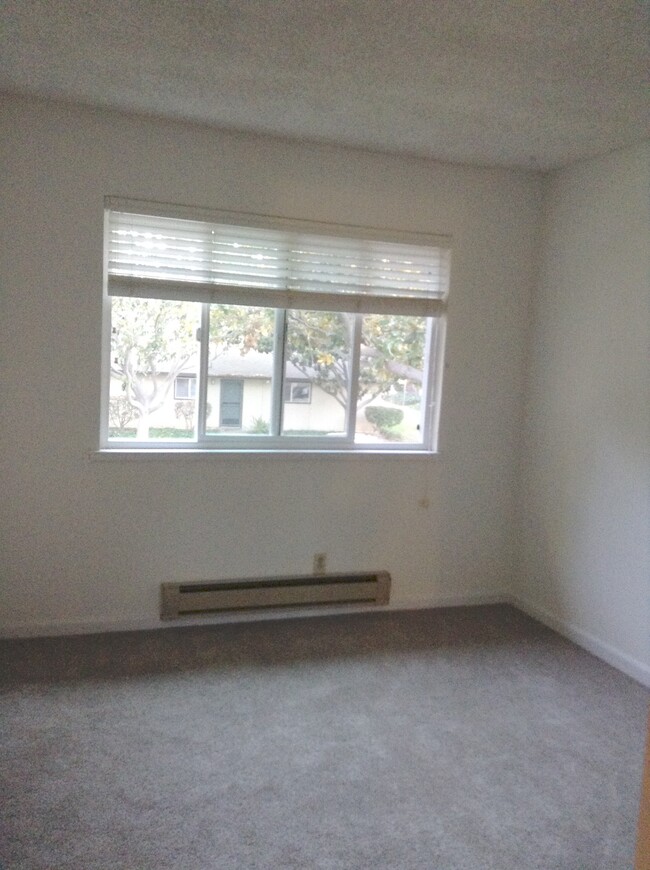 Foto del edificio - 120 Flynn Ave
