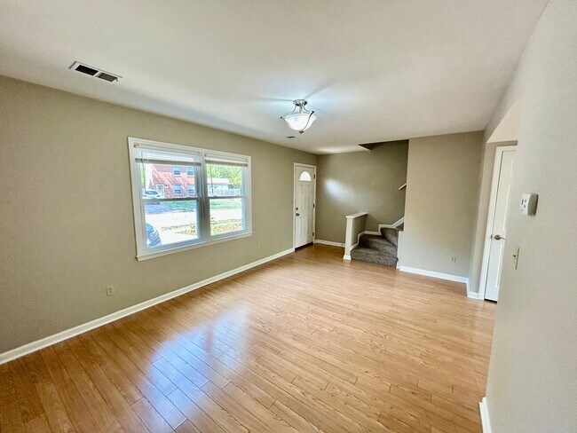 Building Photo - 2 Bed 1.5 Bath in Lexington!