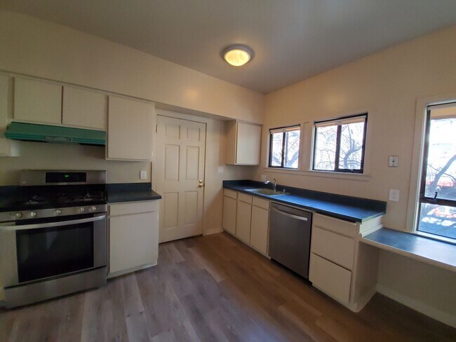 Foto del edificio - Top Floor Rockridge Two Bedroom Condo with...