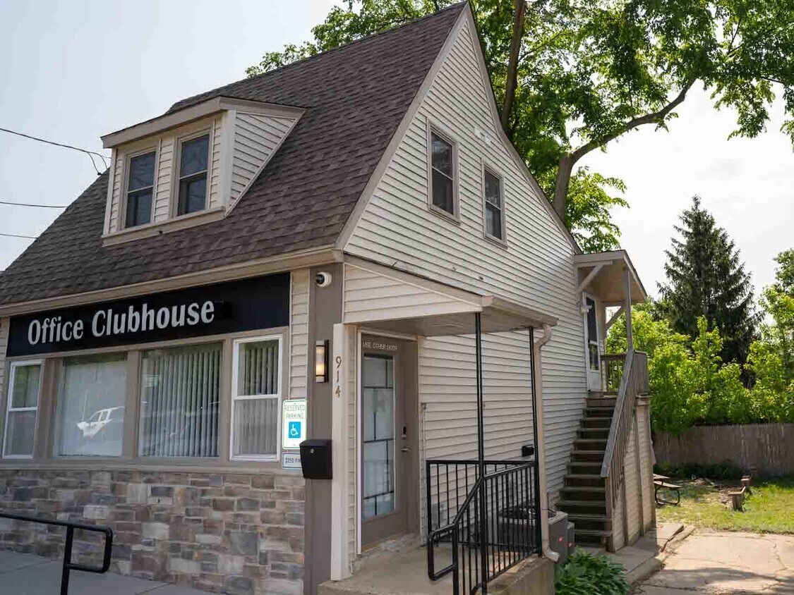 914 N Lake St Unit 2, Mundelein, IL 60060 Condo for Rent in Mundelein