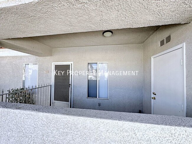 Foto del edificio - 2 BEDROOM SINGLE STORY TOWNHOME NEAR TWIN ...