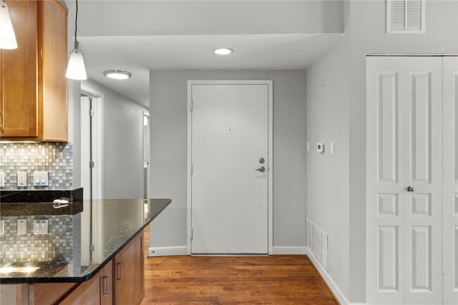 Foto del edificio - 5675 Waterman Blvd