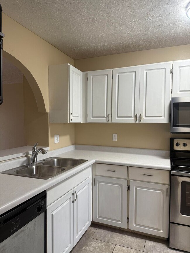 Foto del edificio - 3 Bedroom/2.5 bath Townhome Located on Bloomington's Southside - Available April 2026!