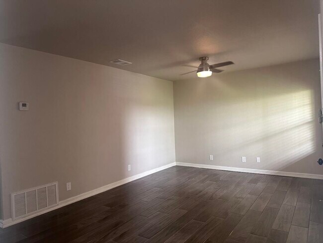 Foto del edificio - 1410 Hillside Rd