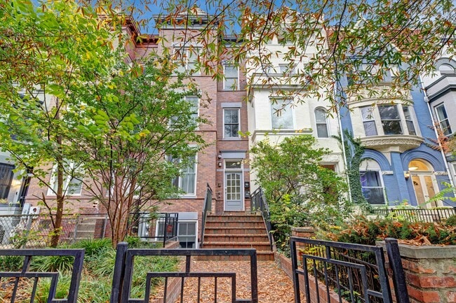 Building Photo - 1346 Kenyon St NW