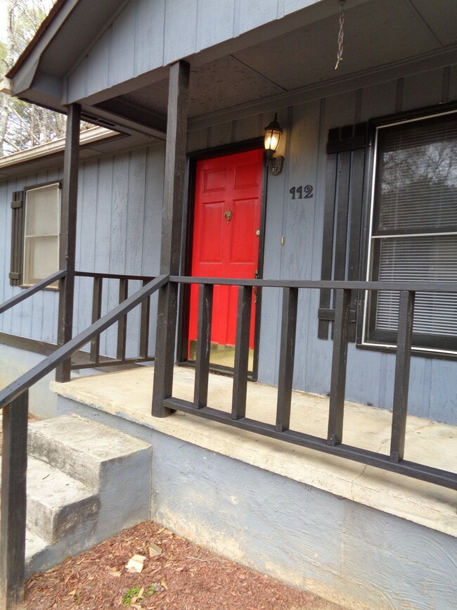 Building Photo - Great location and Schools