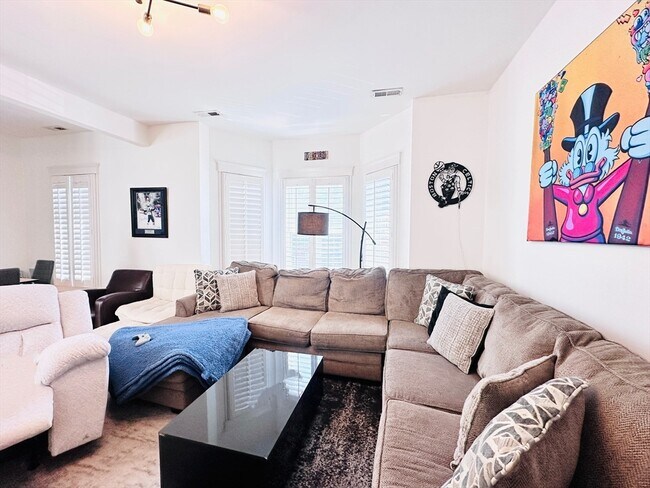 Foto del edificio - 598 E 5th St
