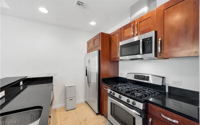 Building Photo - 4525 Dean Martin Dr