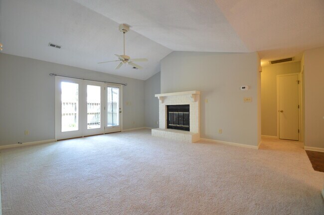 Building Photo - 805 Persimmon Pl