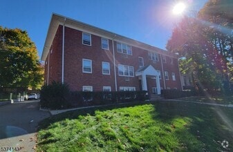 Building Photo - 138 Roseland Ave