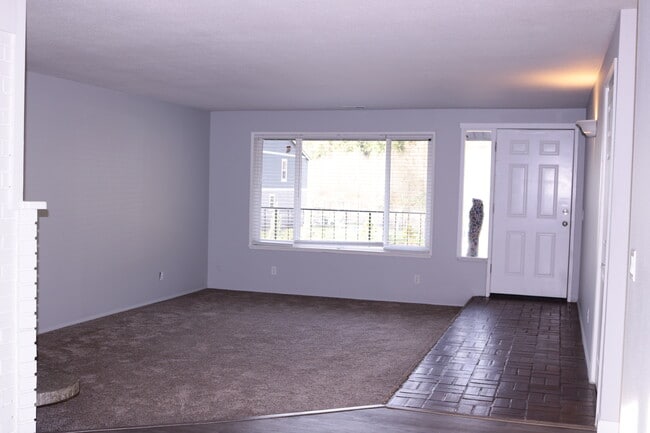 Building Photo - 15906 Elm St E