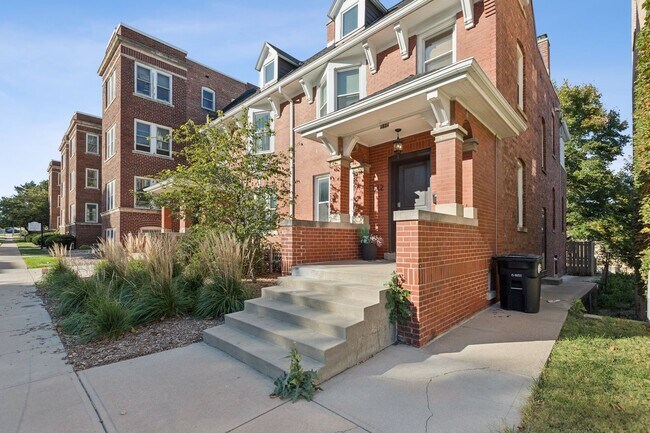 Foto del edificio - Historic Charm Meets Modern Living in This Prime Location Townhome!!
