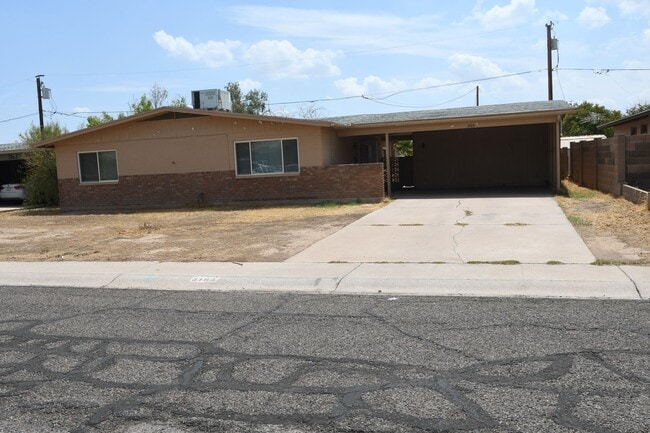Building Photo - 3165 W Altadena Ave