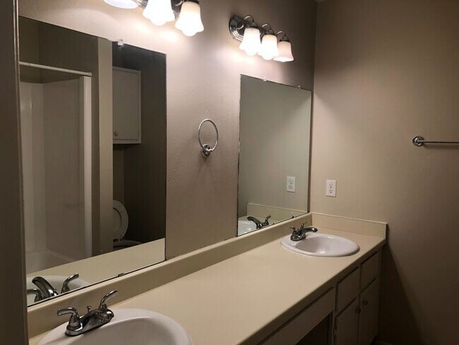 Building Photo - 2505 Pecan Ridge Dr