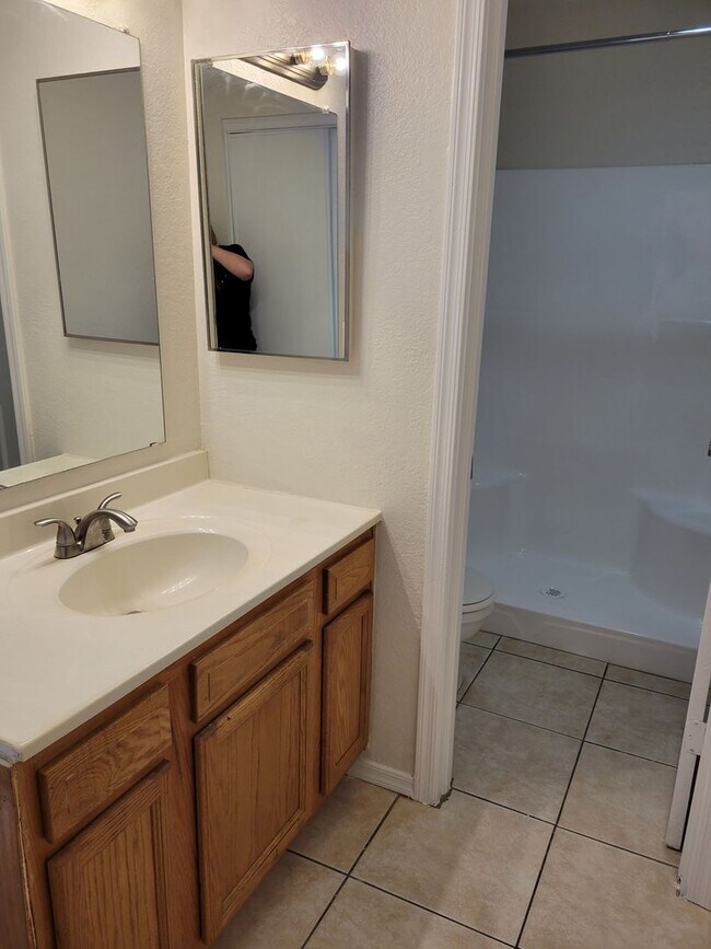 Building Photo - 3 Bed 2 Bath Town Home In Gated Community!