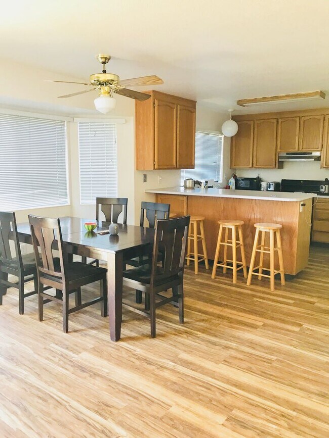 Foto del edificio - 3 Bedroom 2.5 Bath House in M Section of Rohnert Park - SSU Students Welcome