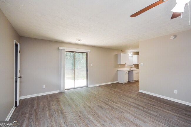 Foto del edificio - 4585 Old Lake Dr