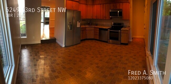 Building Photo - Three Bedroom Town Home with Finished Base...