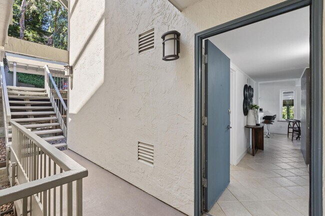 Foto del edificio - 2 Bedroom, 2 bathroom condo available with spectacular views of Richardson Bay!