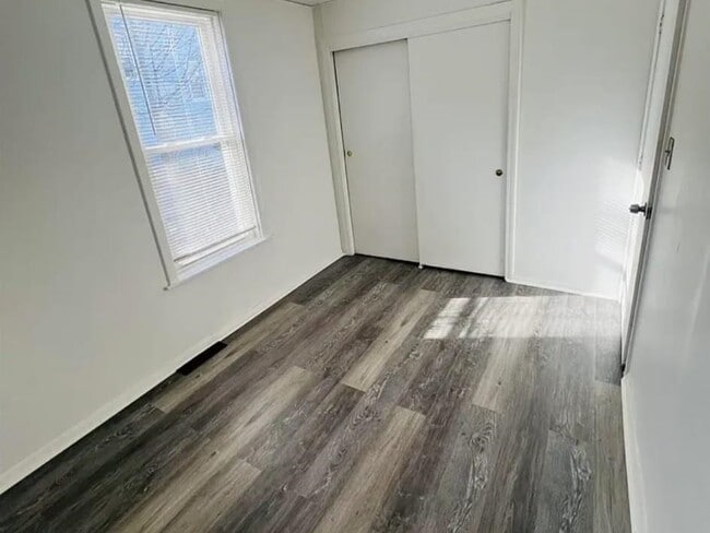 Building Photo - 384 Belmont St